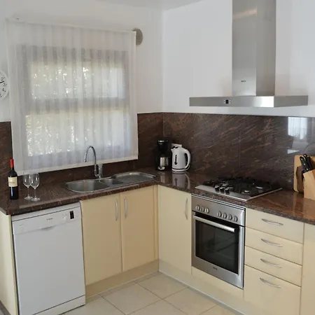 Estrella Villa *