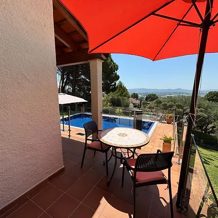 Estrella Villa *